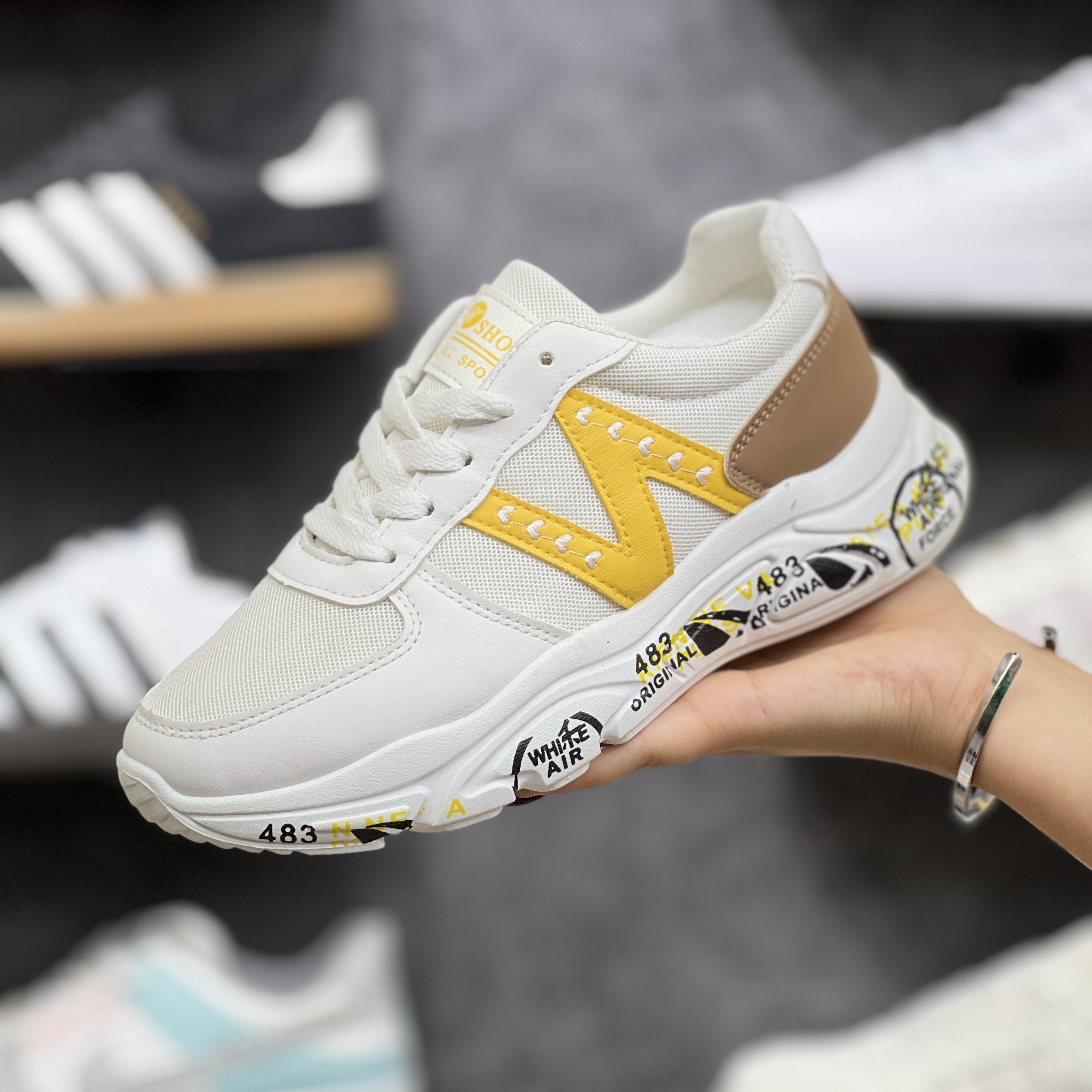 کتونی وارداتی New Balance زنانه سفید با لوگوی N زرد و زیره چاپی