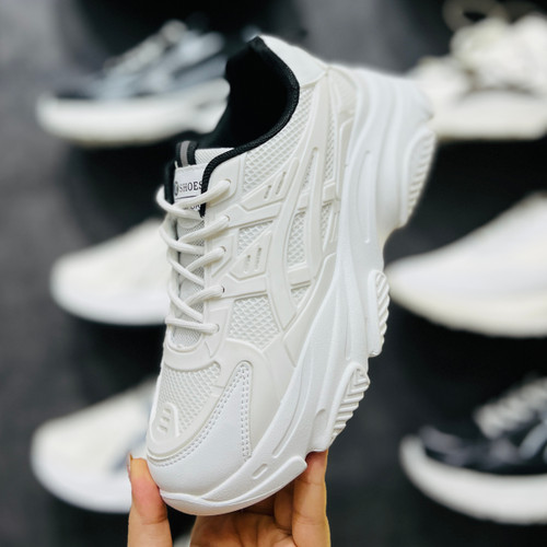 کتونی وارداتی K.Shoes زنانه رنگ سفید مشکی با لژ ۶ سانت و پارچه تنفسی