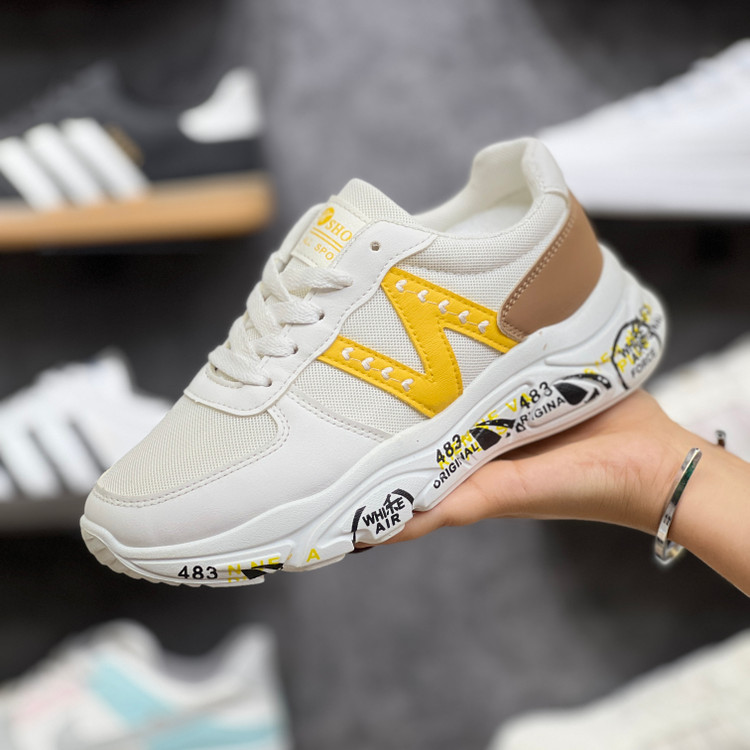 کتونی وارداتی New Balance زنانه سفید با لوگوی N زرد و زیره چاپی